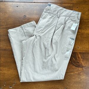 Van Heusen Classic Fit Pleated Non-Iron Khaki Pants 42x29
